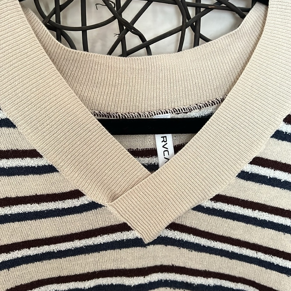 Size Large RVCA sweater - Picture 2 of 3